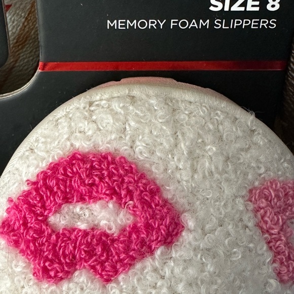 NWT Marilyn Monroe Pink and White Fuzzy Slippers Size 8 - Picture 3 of 4